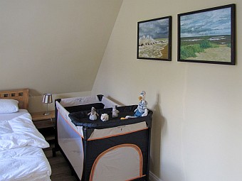 Kinderreisebett in einem Schlafzimmer