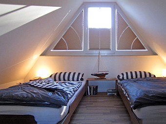 Das Schlafzimmer im ausgebauten Spitzboden vom Ferienhaus Seeigel