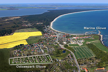 Luftaufnahme von Glowe mit Blick auf den Kilometerlangen breiten Sandstrand