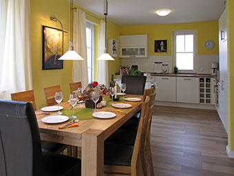 Essbereich mit Blick in die offene Küche