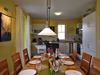 Essbereich mit Blick in die offene Küche